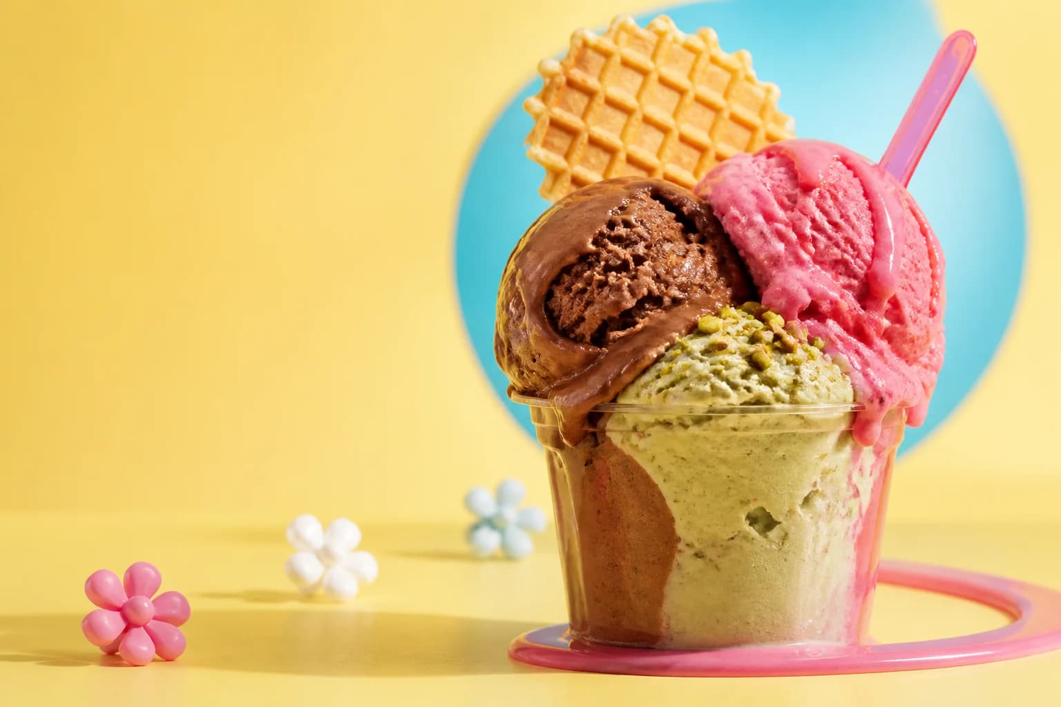 Copa con gelato de chocolate, pistacho y fresa
